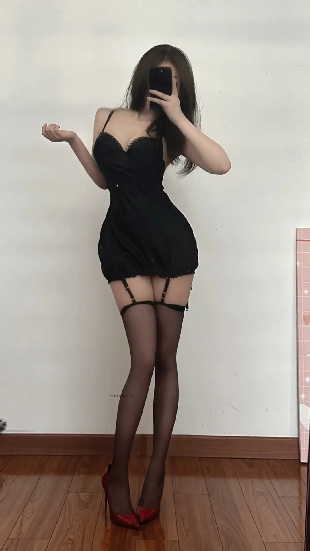 美酱Nami – 黑丝吊带紧身裙【18P】